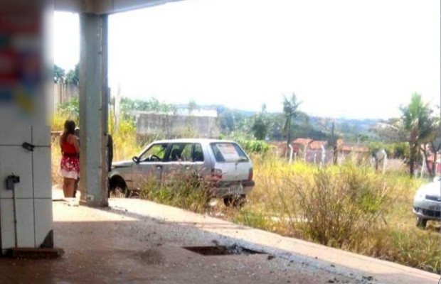 Carro de Núbia foi encontrado abandonado em posto desativado (Foto: Reprodução/TV Anhanguera)