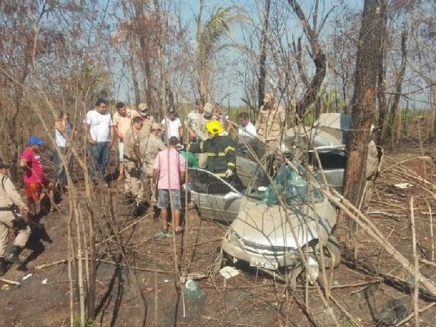 Motorista ficou preso às ferragens e morreu no local (Foto: Surgiu/Divulgação)
