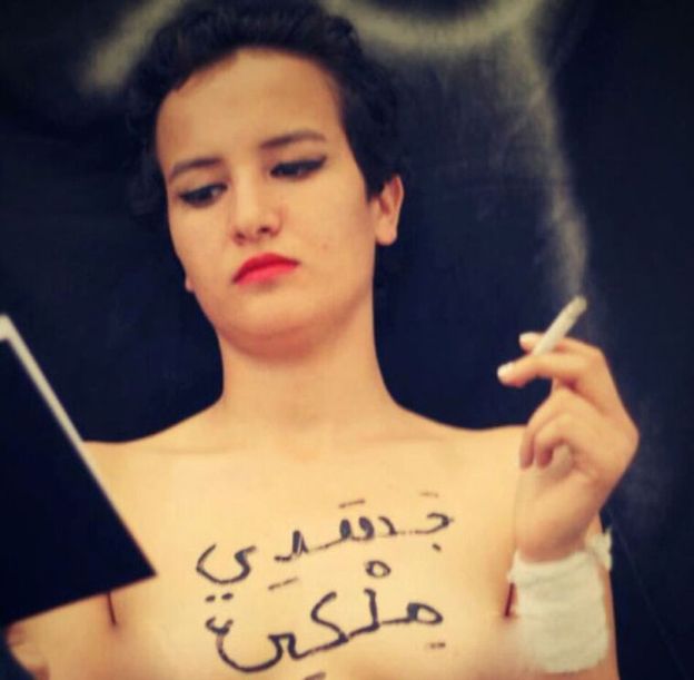 Amina Sboui publicou uma foto no Facebook com os seios à mostra e seguinte mensagem escrita no peito: 'Meu corpo pertence a mim'