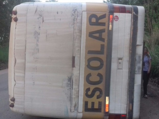 Veículo ficou tombado na rodovia após colisão, em Santa Tereza de Goiás (Foto: Divulgação/PRF)