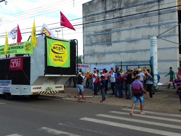 Ato começou por volta das 17h em frente a feira na 304 Sul (Foto: Aurora Fernandes/TV Anhanguera)