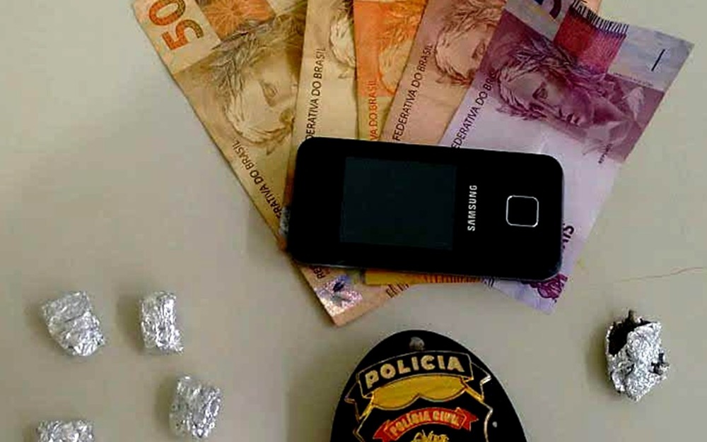 Polícia apreendeu porções de maconha, dinheiro e um celular com idosa (Foto: Divulgação/Polícia Civil).