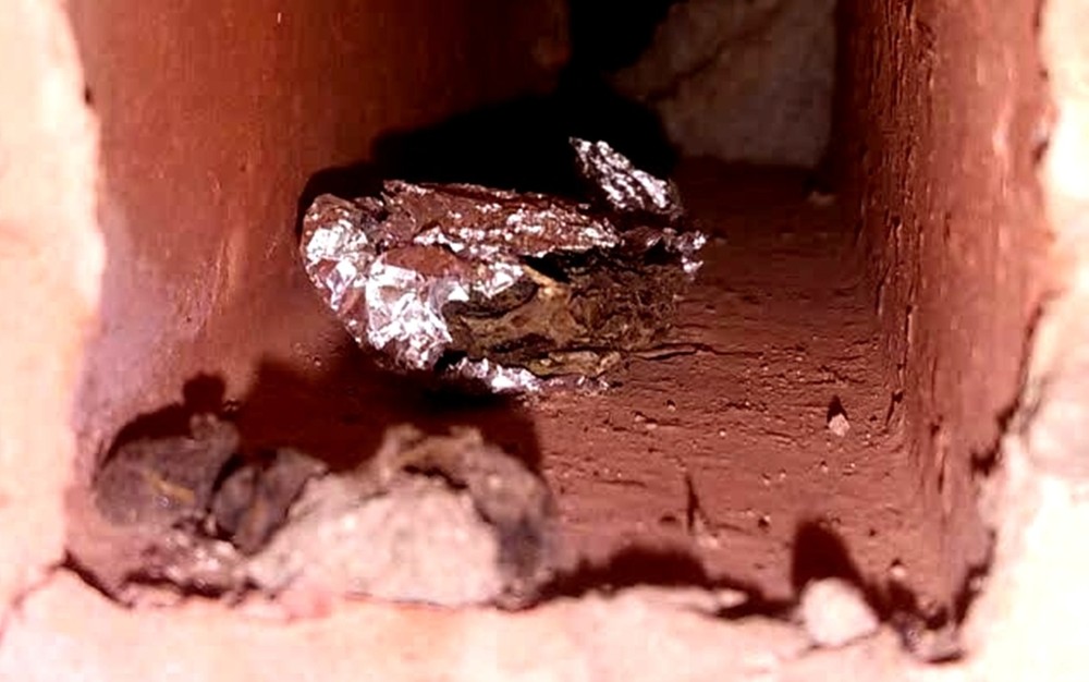 Porção de maconha foi encontrada em buraco na parede de casa da 'Vovó do tráfico' (Foto: Divulgação/Polícia Civil).