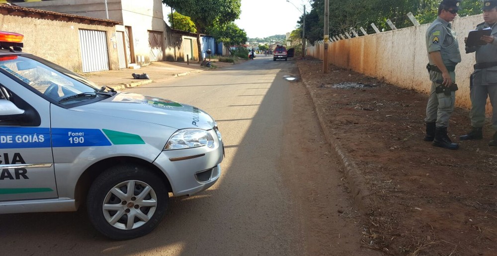 Segundo polícia, veículo foi cercado por outros três carros (Foto: Thaís Luquesi/TV Anhanguera).