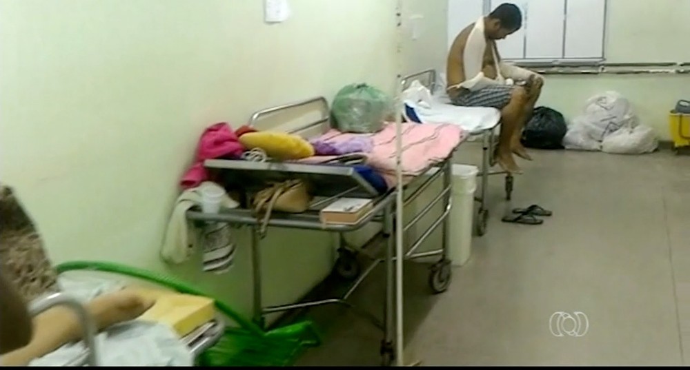 Pacientes internados em corredor dividem espaço com lixo acumulado em hospital (Foto: Reprodução/TV Anhanguera)