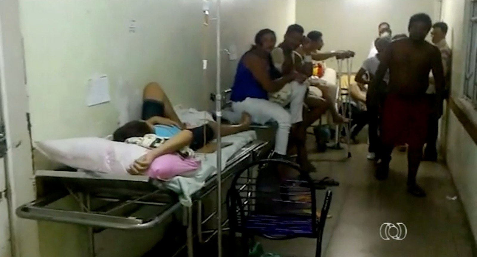 Pacientes internados em corredor dividem espaço com lixo acumulado em hospital (Foto: Reprodução/TV Anhanguera)