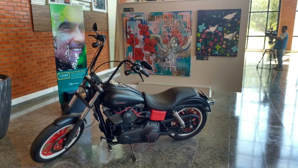 Motociclista de artista também foi exposta no prédio do Tribunal de Justiça (Foto: Carlos Gomes/TV Anhanguera)