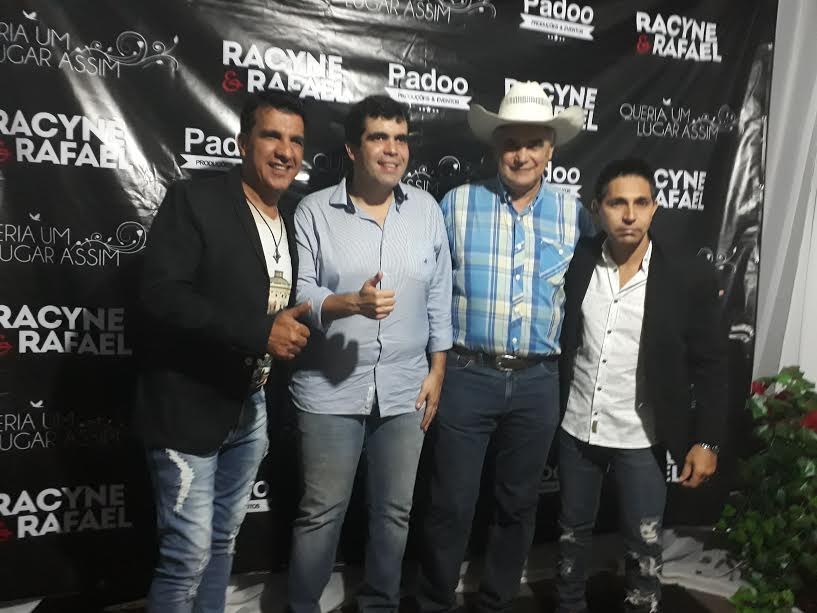 Deputado Ricardo Aires, Paulo Carneiro acompanhados da dupla Racyne e Rafael.