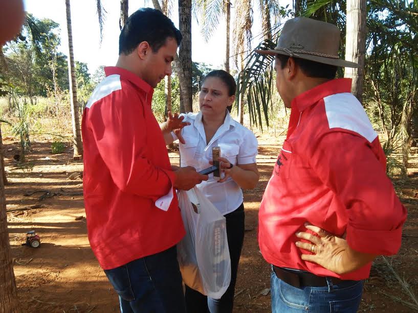 Descontraido usando a camisa de uma comitiva da cavagda, deputado Iraja conversa com a jornaloista Rozineide Gonçalves.