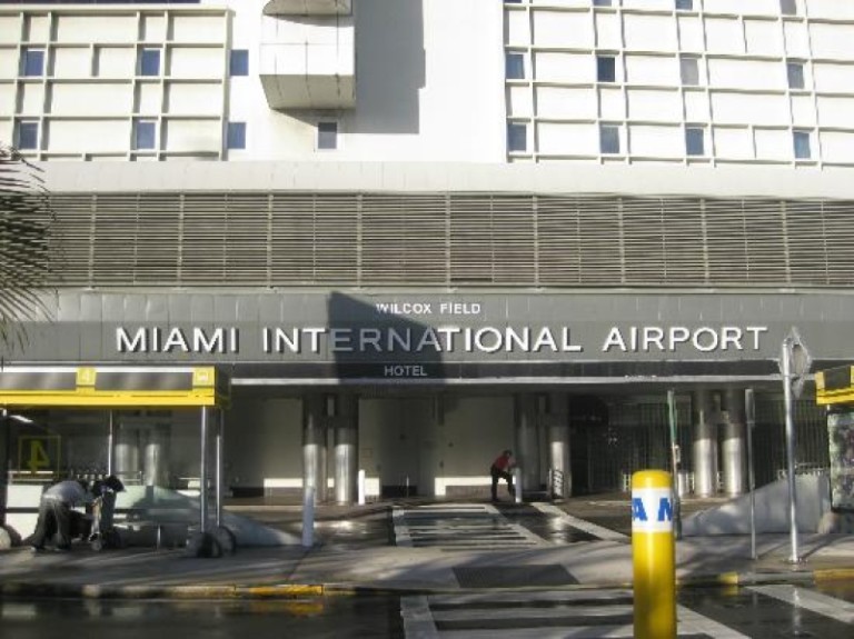 Terminal do aeroporto de Miami é evacuado devido a alerta de bomba