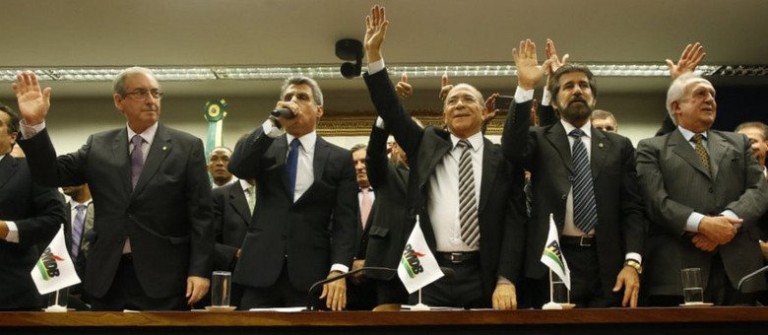 Aos gritos de “Fora PT” e “Temer presidente”, PMDB abandona governo Dilma