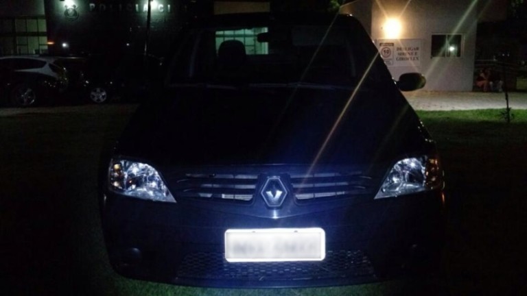 Dupla é presa com carro roubado e arma