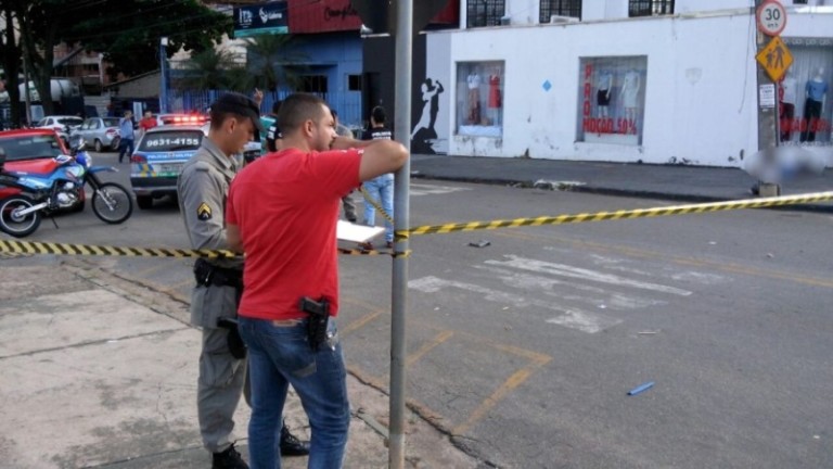 Vigilante ferido em confronto com assaltantes no Setor Bueno