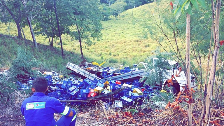 Caminhão carregado de garrafas de bebidas tomba em Palmeiropolis