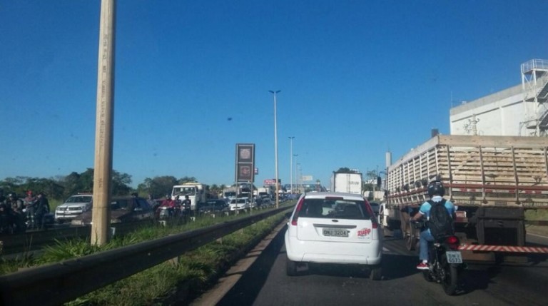 Acidente complica trânsito na BR-153