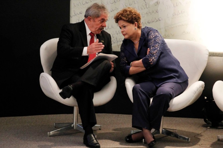 Cinco partidos vão à PF acusando Dilma e Lula de compra de votos