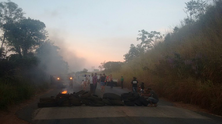 Moradores de Palmeirópolis queimam pneus e interditam rodovia em manifestação e protesto