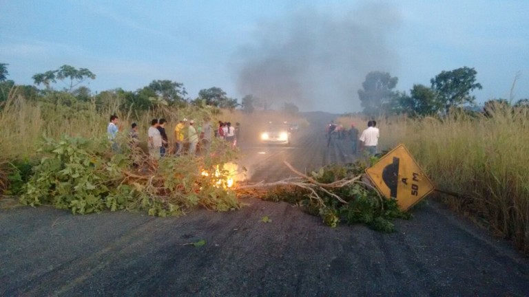 “Pedindo socorro” moradores de Palmeirópolis bloqueiam estrada em protesto pelos acidentes com mortes