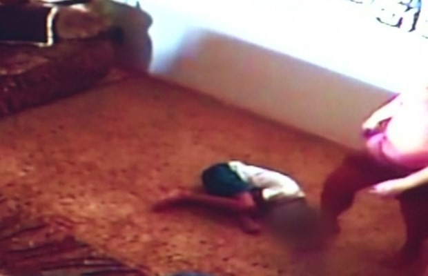 Presa babá flagrada agredindo garoto com deficiência