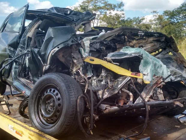 Casal morre após colisão frontal entre carro e carreta na BR-153, em Goiás