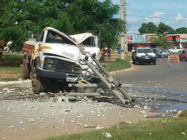 Motorista passa mal, perde o controle de caminhão e derruba poste