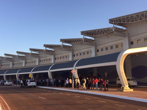 Dilma defende mandato ao inaugurar novo aeroporto de Goiânia: ‘Vou lutar’