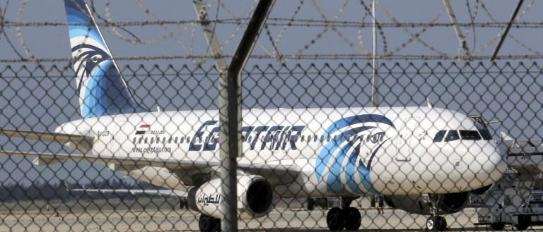 EgyptAir adverte familiares que identificação de vítimas de acidente vai demorar