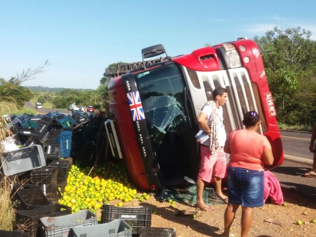Caminhão tomba e frutas ficam espalhadas às margens de rodovia