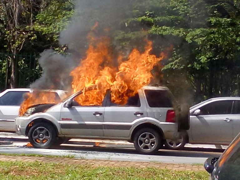 Veículo pega fogo em frente à sede da Polícia Federal, em Goiânia