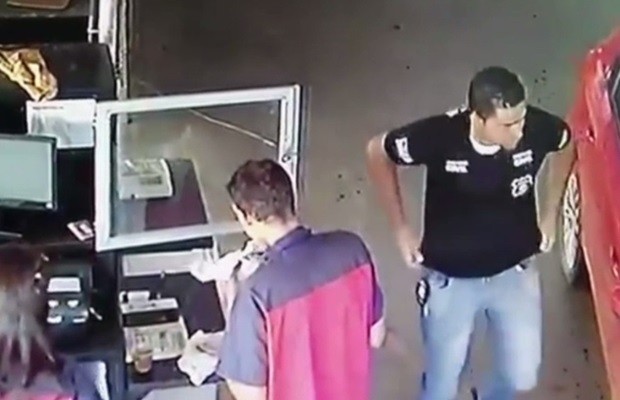 Jovem é preso suspeito de se passar por policial para tentar assaltar posto
