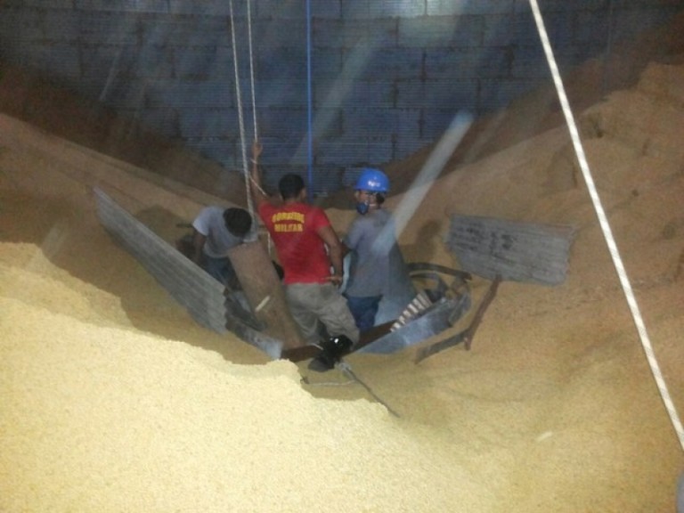 Homem cai em silo e fica parcialmente soterrado por grãos