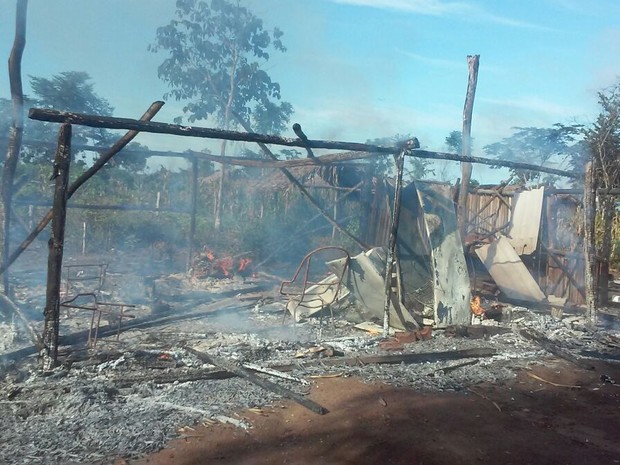 Incêndio destrói casa em zona rural de Araguaína