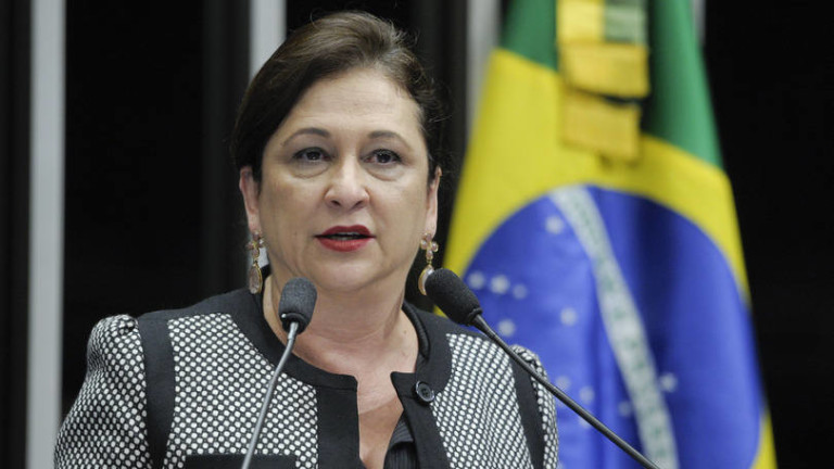 Kátia Abreu chama de ‘hipócritas’ ex-ministros que defenderam impeachment