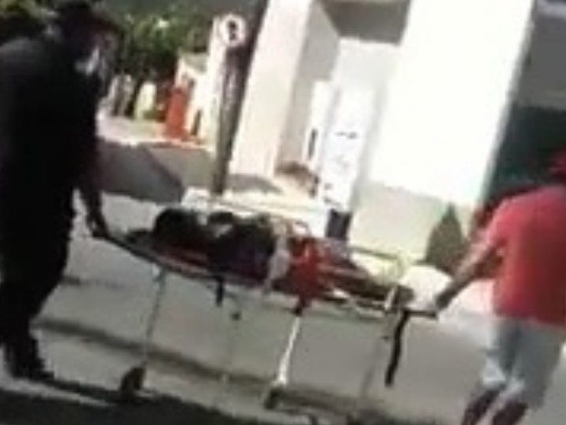 Mulher é transportada de maca pela rua por falta de ambulância