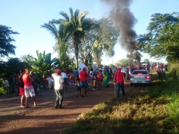 Integrantes do MST derrubam árvores e interditam BR-153 no Tocantins