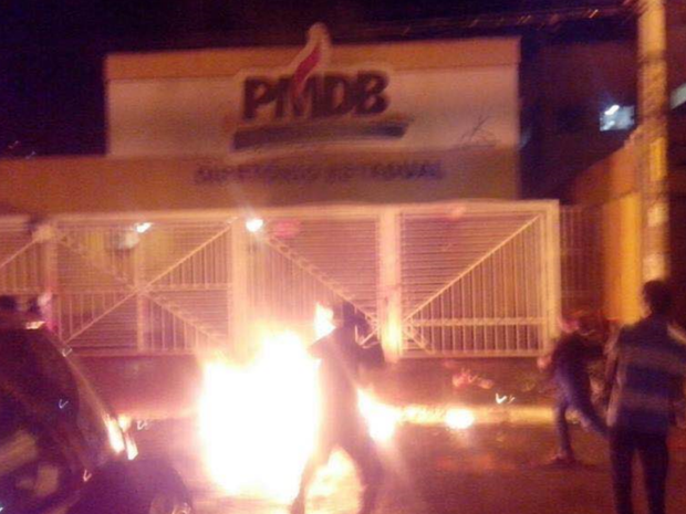 Diretório do PMDB é alvo de ataques durante ato em Goiânia, diz partido