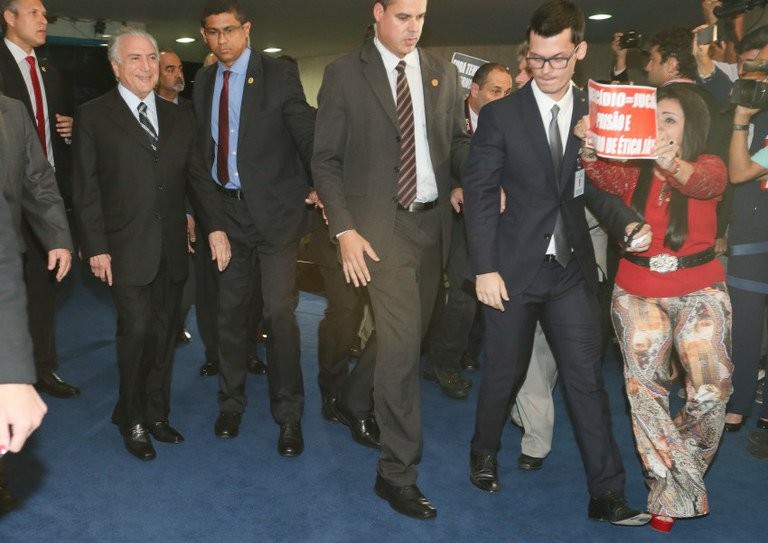 Temer vai ao Congresso e ouve gritos de ‘golpista’