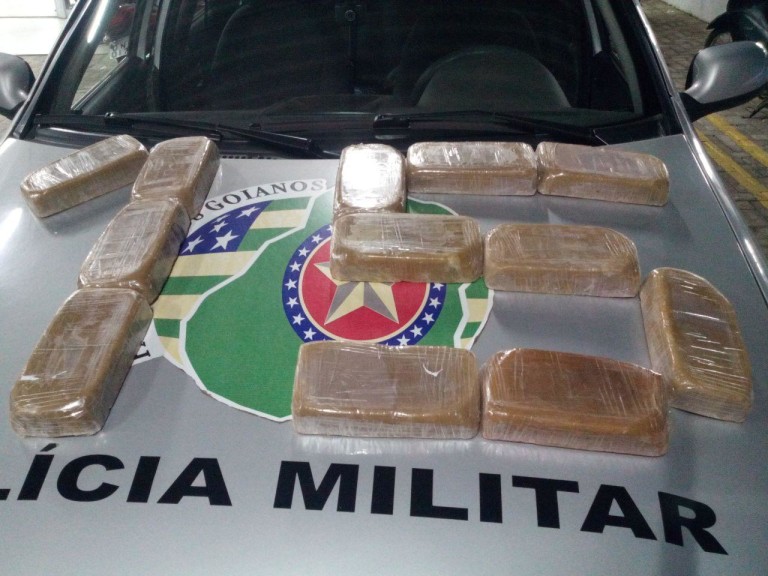 Homem é preso com 12 tabletes de pasta base de cocaína, em Goiânia