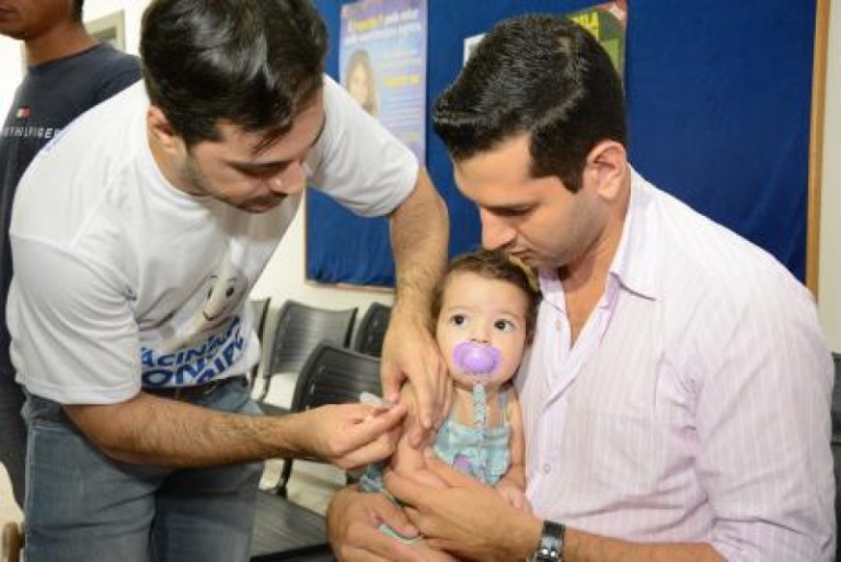 Crianças devem receber uma segunda dose da H1N1