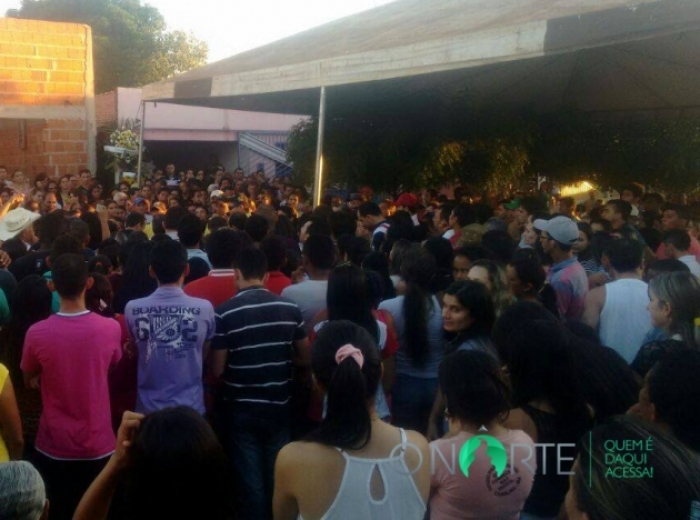 Enterro de agente parou cidade maranhense: multidão foi em peso prestar homenagem à família de Agenison Jorge