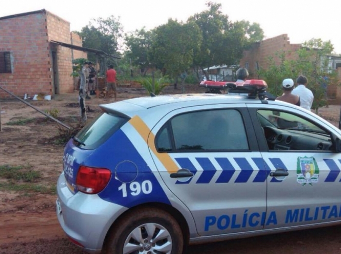 Homem é encontrado morto a facadas no quintal da própria casa