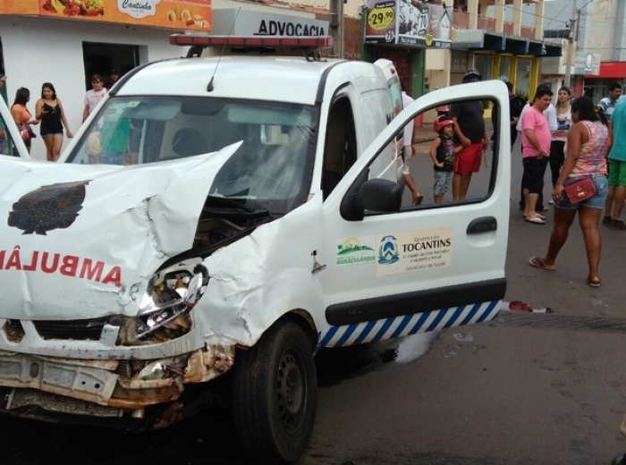 Ambulância avança o sinal e deixa grávida e mais 5 pessoas feridas