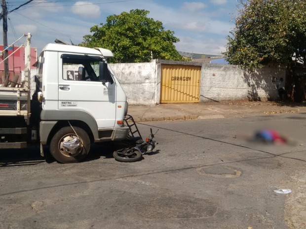 Motociclista morre ao ser atingido por caminhão em Goiânia