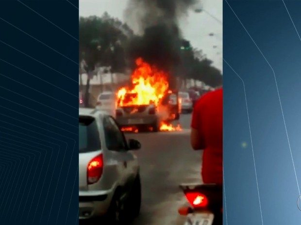Carro pega fogo na Av. Rio Verde, em Aparecida de Goiânia