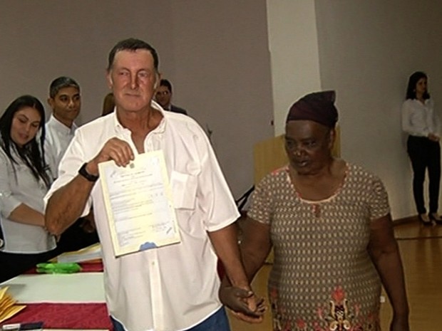 Idosa de 99 anos se casa com noivo de 58 em cerimônia coletiva, em GO