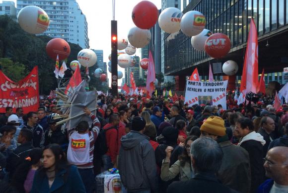 Protesto contra Temer reúne milhares de pessoas e fecha a Avenida Paulista
