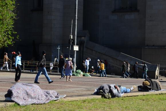 Em São Paulo, moradores de rua tentam driblar frio se juntando na hora de dormir