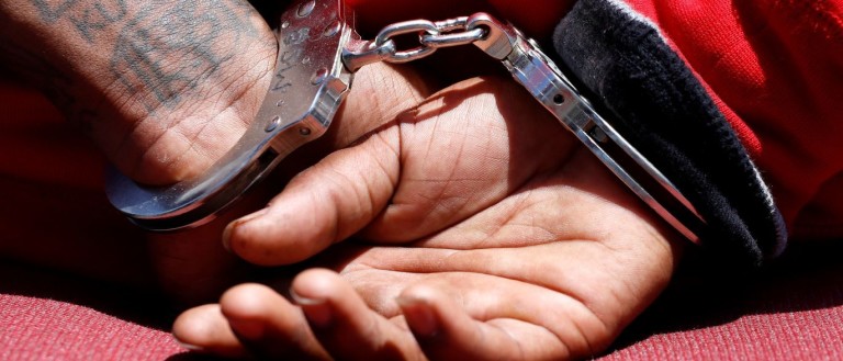 Homem é preso por perseguir vizinha durante sete anos