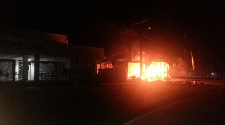 Criminosos explodem agência bancária e fazem reféns em Mara Rosa
