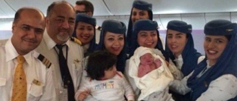 Bebê não espera por pouso de emergência e nasce em pleno voo